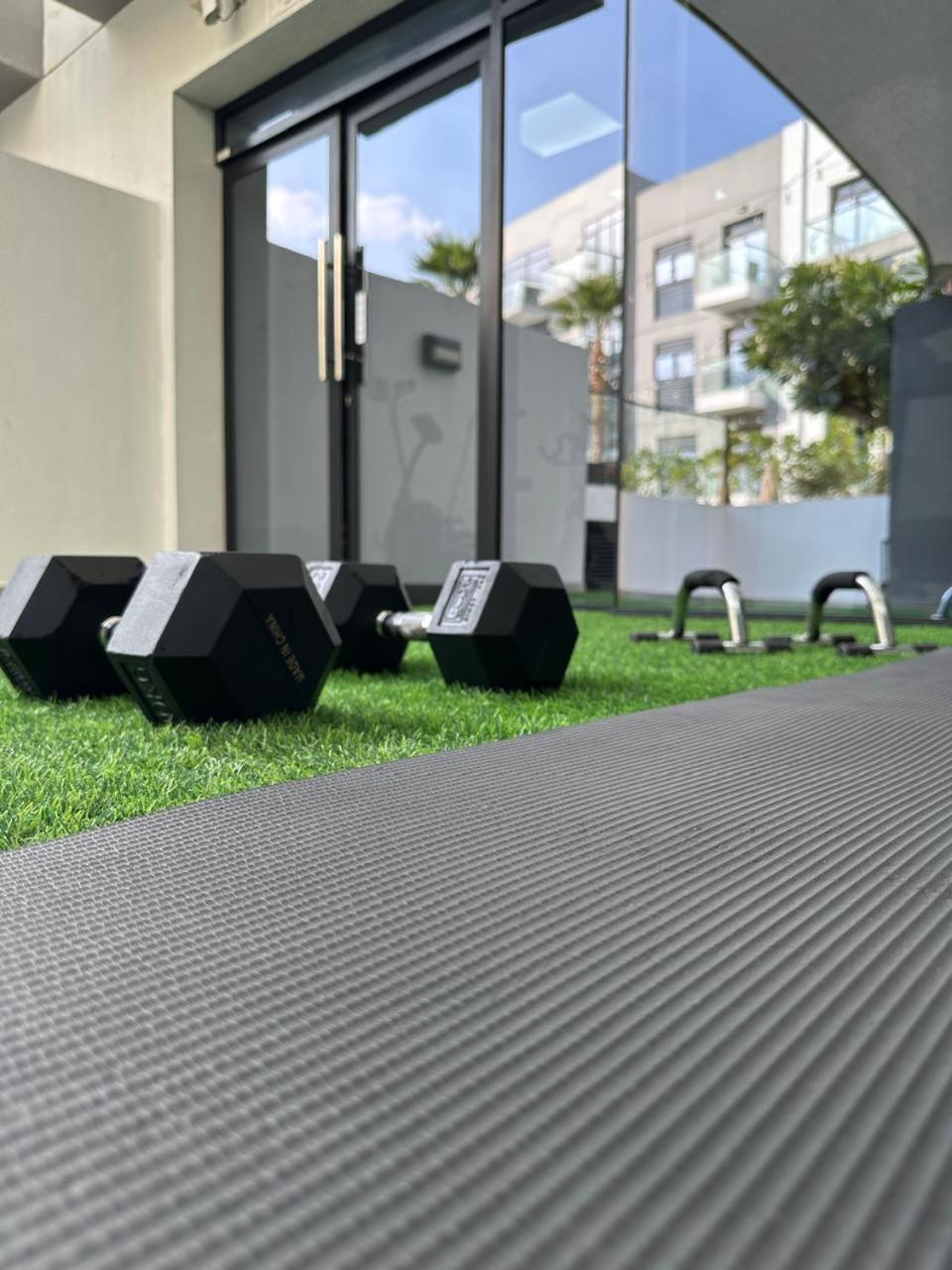 Izzzi Life Mint Dubai Exterior foto